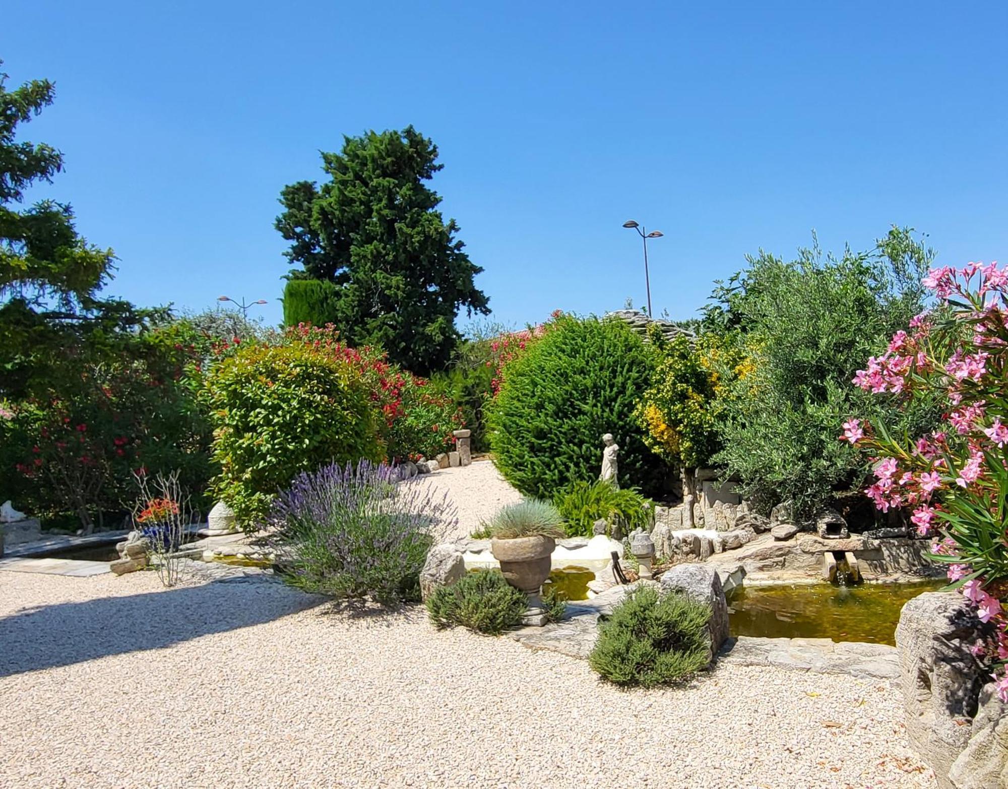 La Massette Du Cheval Blanc De Caractère En Pierre Sèche * LʼIsle-sur-la-Sorgue